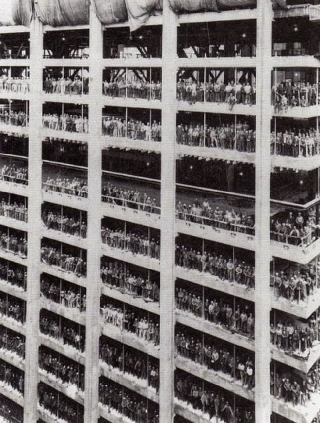 I 3000 operai che hanno partecipato alla costruzione della Chase Bank a Manhattan posano fieramente in cantiere (1964)  