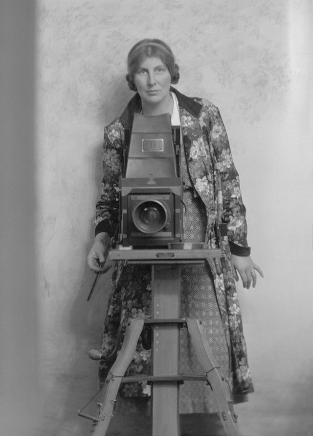 Vintage Snapshots of Self-Portraits from between the 1930s and 40s (16)