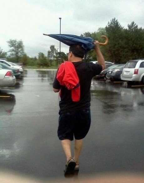 Questo genio ha capito come si usa l’ombrello