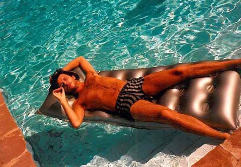 Steve-Strange-floating-on-Peters-pool-in-Ibiza-19861-810x561
