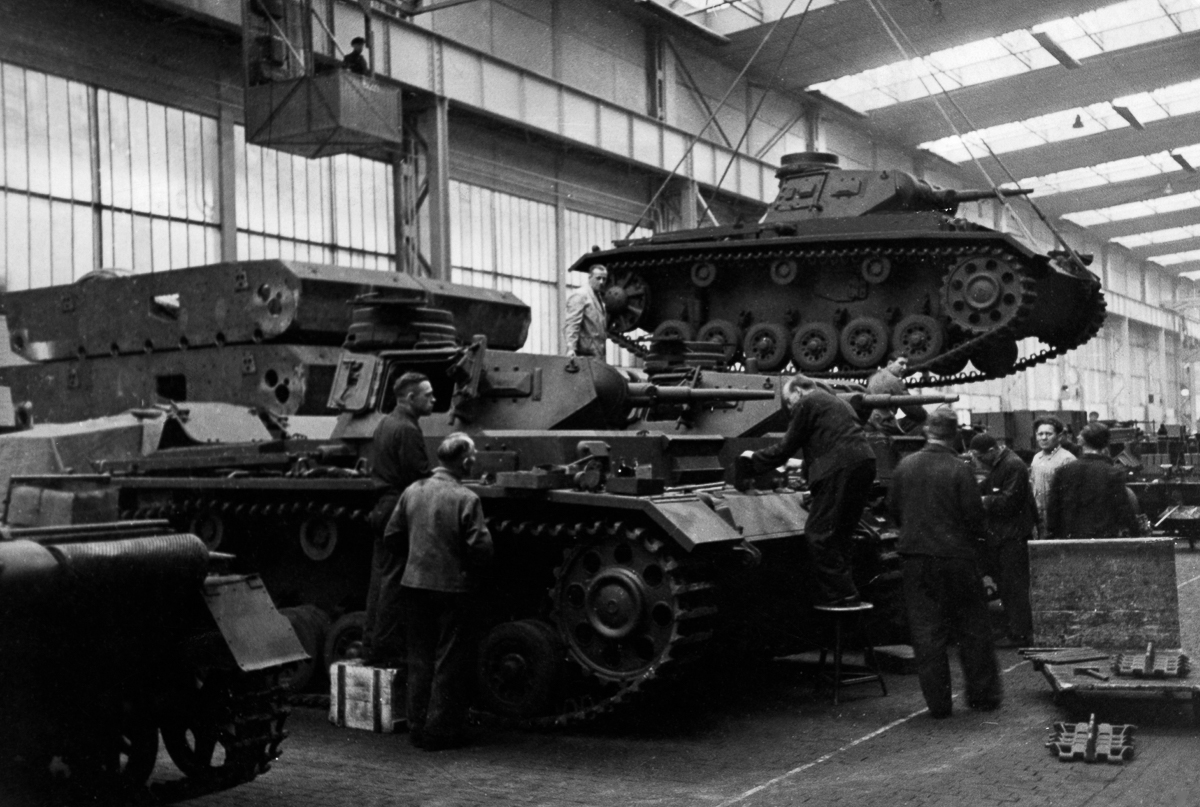 Germany : Arm Industry: assembly hangar of a armaments factory - Production of armored vehicles III - 15.05.1940 - Photographer: Presse-Illustrationen Heinrich Hoffmann - Published by: 'Berliner Morgenpost' 17.05.1940 Vintage property of ullstein bil