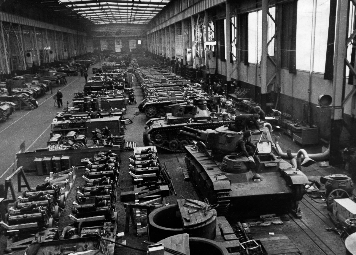 Germany : Arm Industry: assembly hangar of a armaments factory - production of tanks - 01.01.1940 - Photographer: Presse-Illustrationen Heinrich Hoffmann - Published by: 'Signal' 09/1942 Vintage property of ullstein bild