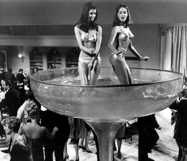 un nuovo anno con dello champagne e delle belle ragazze negli Stati Uniti (1960) 
