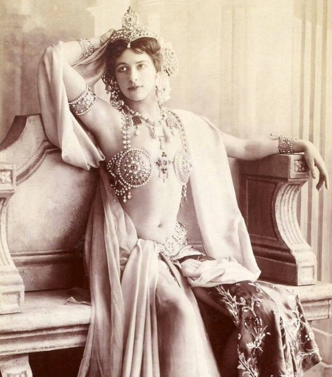 Mata Hari, celebre danzatrice della Belle Epoque, conosciuta per essere stata un agente segreto a servizio della Francia (1910) 
