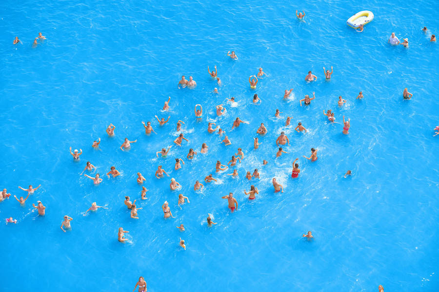 Aerial-Photographs-of-Vacationers-in-the-Adriatic-Sea11-900x600