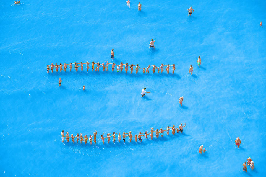 Aerial-Photographs-of-Vacationers-in-the-Adriatic-Sea13-900x600