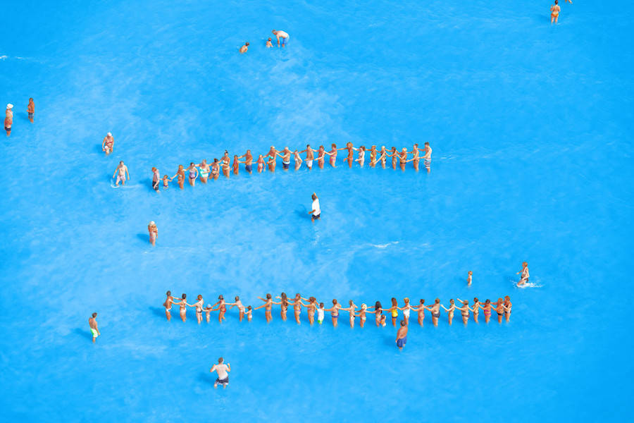 Aerial-Photographs-of-Vacationers-in-the-Adriatic-Sea14-900x600