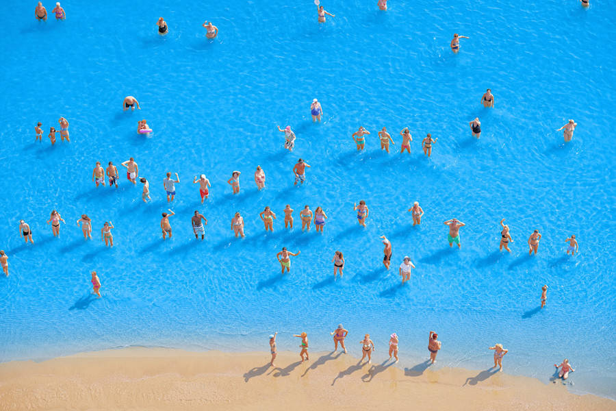 Aerial-Photographs-of-Vacationers-in-the-Adriatic-Sea15-900x600