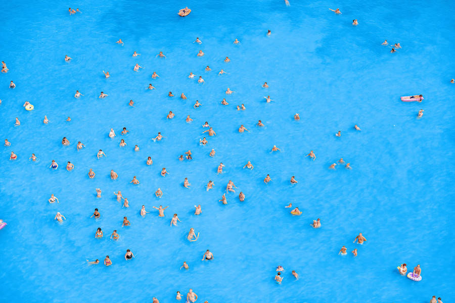 Aerial-Photographs-of-Vacationers-in-the-Adriatic-Sea17-900x600