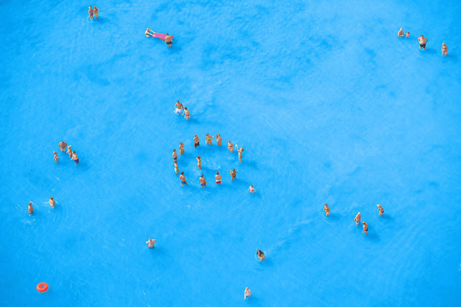 Aerial-Photographs-of-Vacationers-in-the-Adriatic-Sea3-900x600