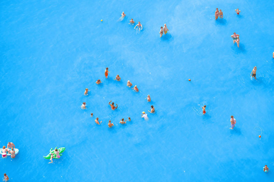 Aerial-Photographs-of-Vacationers-in-the-Adriatic-Sea4-900x600