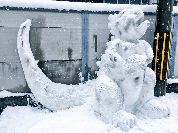 creative-snow-sculptures-heavy-snowfall-japan-1-587e211fef98c__700